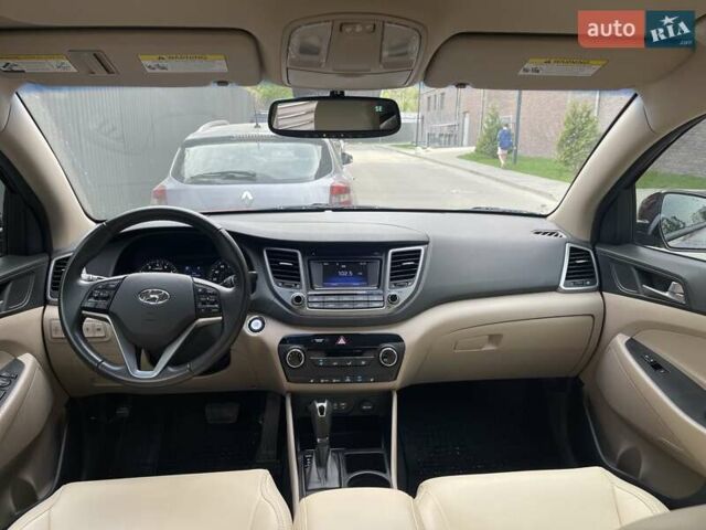 Красный Хендай Туксон, объемом двигателя 1.6 л и пробегом 65 тыс. км за 15500 $, фото 27 на Automoto.ua