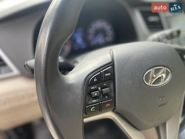 Красный Хендай Туксон, объемом двигателя 1.6 л и пробегом 65 тыс. км за 15500 $, фото 24 на Automoto.ua