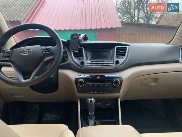 Красный Хендай Туксон, объемом двигателя 2 л и пробегом 123 тыс. км за 15300 $, фото 10 на Automoto.ua