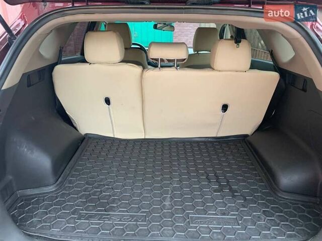 Красный Хендай Туксон, объемом двигателя 2 л и пробегом 123 тыс. км за 15300 $, фото 14 на Automoto.ua