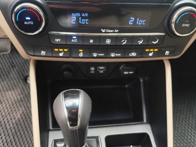 Червоний Хендай Туксон, об'ємом двигуна 2 л та пробігом 110 тис. км за 19800 $, фото 16 на Automoto.ua