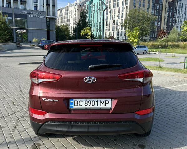 Красный Хендай Туксон, объемом двигателя 2 л и пробегом 133 тыс. км за 14500 $, фото 4 на Automoto.ua