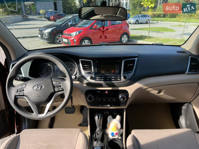 Красный Хендай Туксон, объемом двигателя 2 л и пробегом 133 тыс. км за 14500 $, фото 10 на Automoto.ua