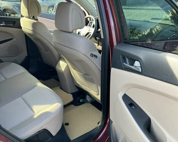 Красный Хендай Туксон, объемом двигателя 2 л и пробегом 133 тыс. км за 14500 $, фото 8 на Automoto.ua