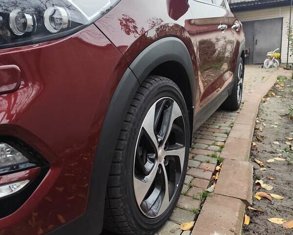 Красный Хендай Туксон, объемом двигателя 2.02 л и пробегом 110 тыс. км за 19800 $, фото 8 на Automoto.ua