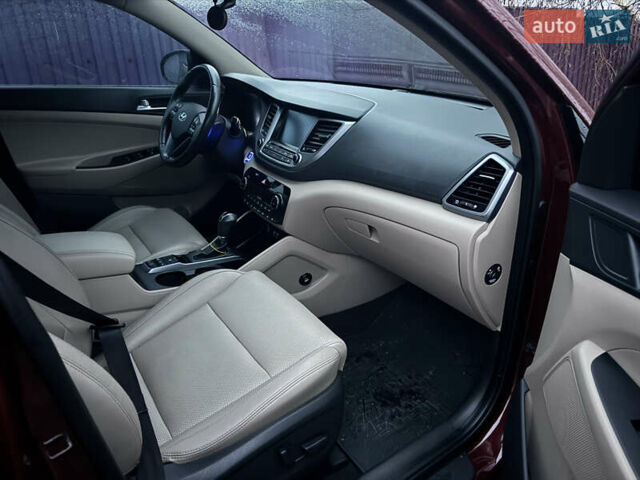 Красный Хендай Туксон, объемом двигателя 2 л и пробегом 110 тыс. км за 17000 $, фото 17 на Automoto.ua