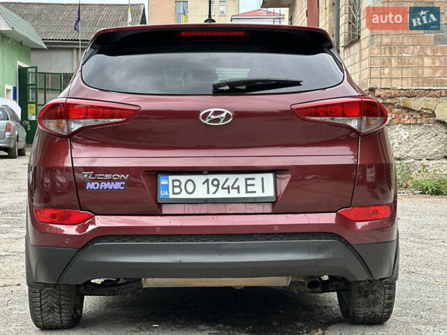 Красный Хендай Туксон, объемом двигателя 2 л и пробегом 216 тыс. км за 15500 $, фото 4 на Automoto.ua
