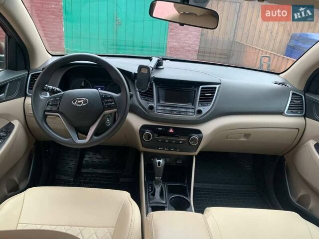 Красный Хендай Туксон, объемом двигателя 2 л и пробегом 123 тыс. км за 15300 $, фото 11 на Automoto.ua