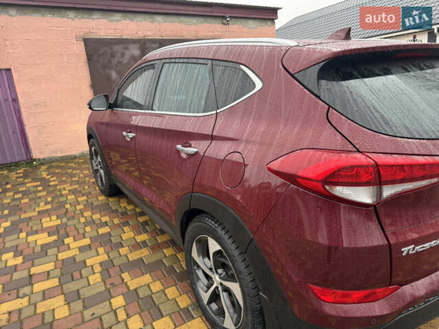 Красный Хендай Туксон, объемом двигателя 2 л и пробегом 110 тыс. км за 17000 $, фото 2 на Automoto.ua