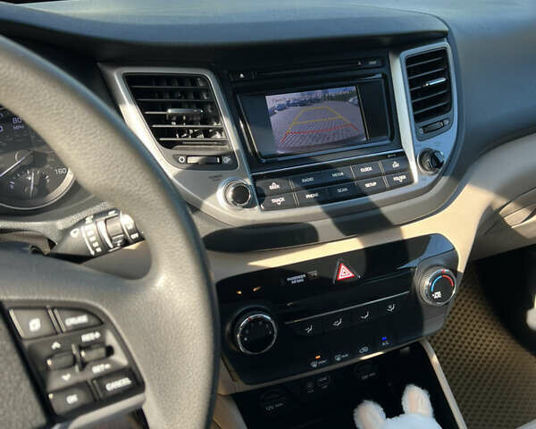 Красный Хендай Туксон, объемом двигателя 2 л и пробегом 133 тыс. км за 14500 $, фото 12 на Automoto.ua