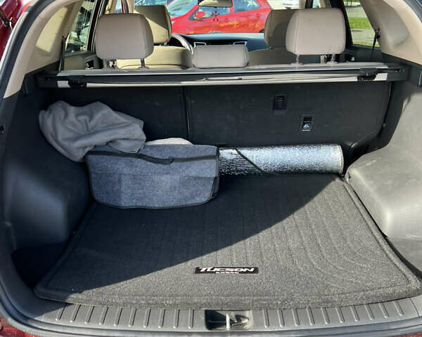 Красный Хендай Туксон, объемом двигателя 2 л и пробегом 133 тыс. км за 14500 $, фото 9 на Automoto.ua