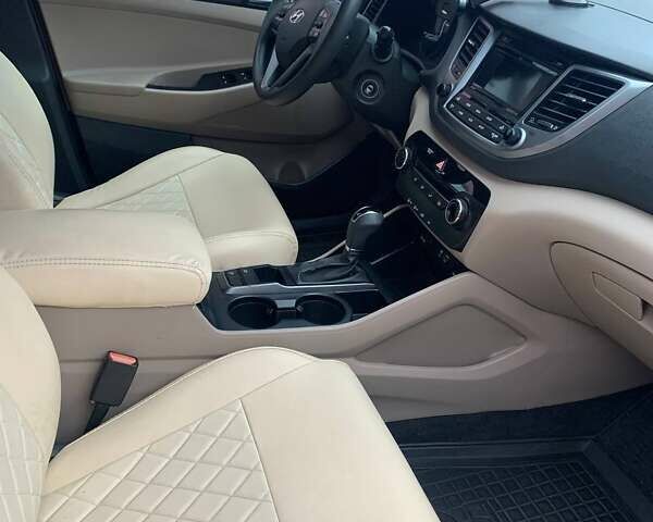 Красный Хендай Туксон, объемом двигателя 2 л и пробегом 123 тыс. км за 15300 $, фото 12 на Automoto.ua