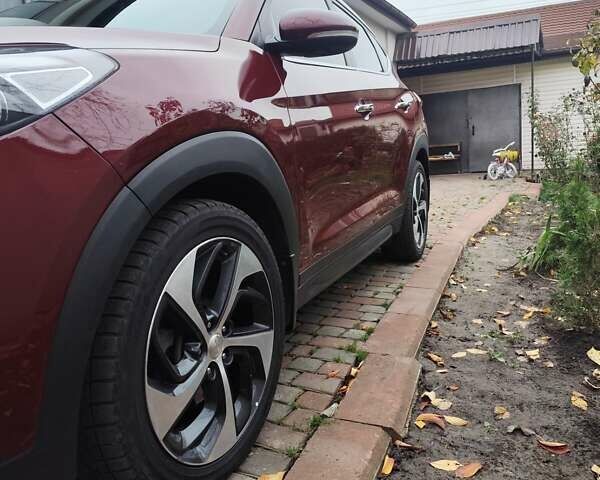 Красный Хендай Туксон, объемом двигателя 2.02 л и пробегом 110 тыс. км за 19800 $, фото 5 на Automoto.ua