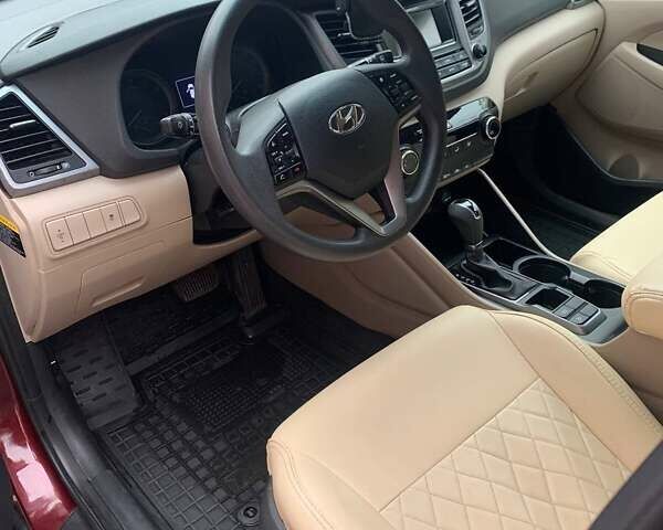 Красный Хендай Туксон, объемом двигателя 2 л и пробегом 123 тыс. км за 15300 $, фото 9 на Automoto.ua