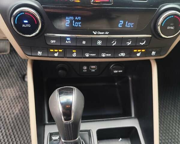 Красный Хендай Туксон, объемом двигателя 2.02 л и пробегом 110 тыс. км за 19800 $, фото 63 на Automoto.ua