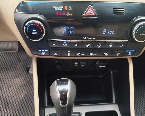 Красный Хендай Туксон, объемом двигателя 2.02 л и пробегом 110 тыс. км за 19800 $, фото 64 на Automoto.ua