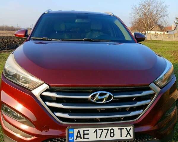 Красный Хендай Туксон, объемом двигателя 2 л и пробегом 133 тыс. км за 17900 $, фото 3 на Automoto.ua
