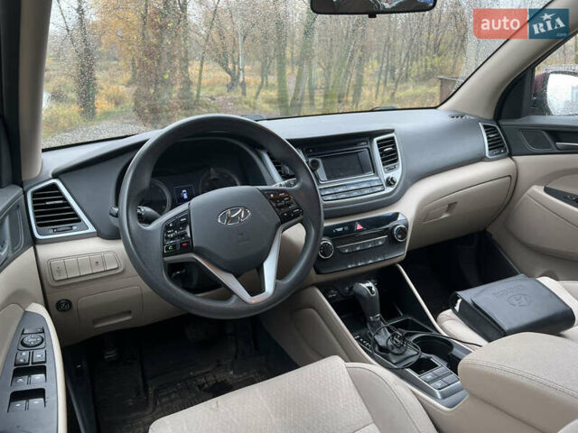 Червоний Хендай Туксон, об'ємом двигуна 2 л та пробігом 150 тис. км за 13300 $, фото 8 на Automoto.ua