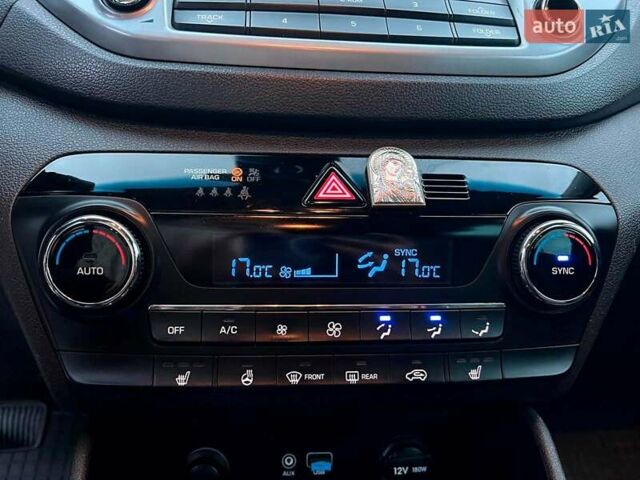 Червоний Хендай Туксон, об'ємом двигуна 2 л та пробігом 136 тис. км за 18690 $, фото 30 на Automoto.ua