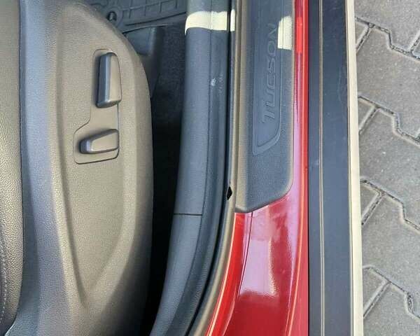 Червоний Хендай Туксон, об'ємом двигуна 2 л та пробігом 169 тис. км за 19000 $, фото 8 на Automoto.ua