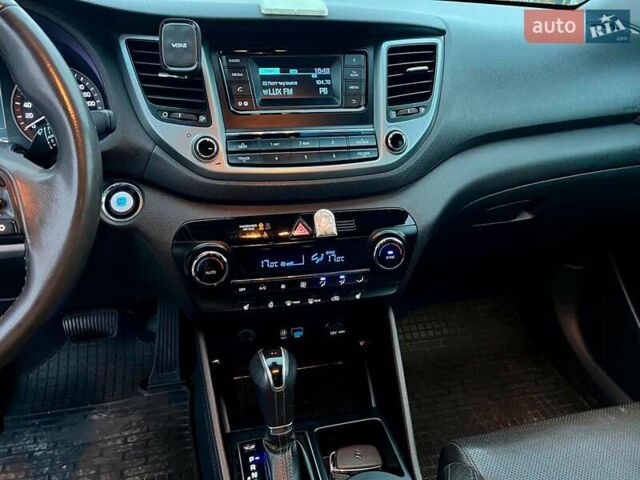 Червоний Хендай Туксон, об'ємом двигуна 2 л та пробігом 136 тис. км за 18690 $, фото 28 на Automoto.ua