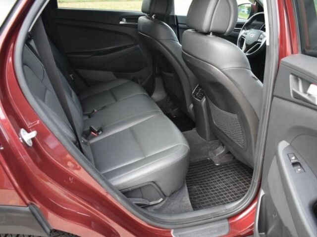 Красный Хендай Туксон, объемом двигателя 2 л и пробегом 34 тыс. км за 10000 $, фото 7 на Automoto.ua