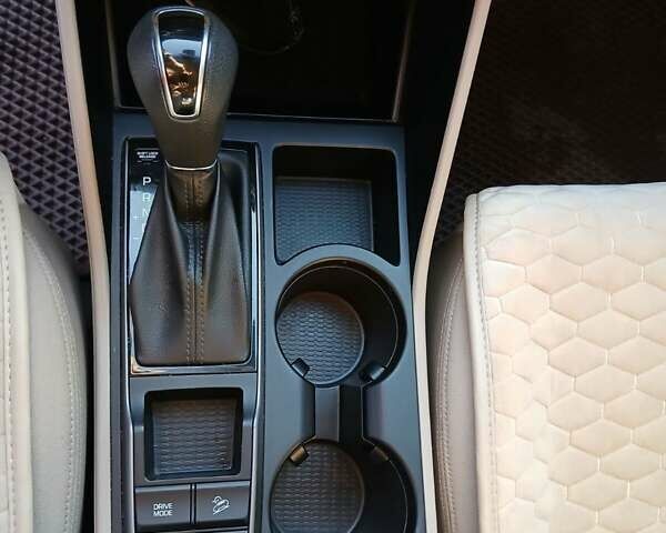 Красный Хендай Туксон, объемом двигателя 2 л и пробегом 133 тыс. км за 17900 $, фото 9 на Automoto.ua