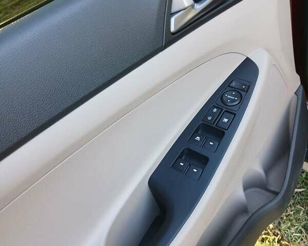 Красный Хендай Туксон, объемом двигателя 2 л и пробегом 133 тыс. км за 17900 $, фото 8 на Automoto.ua