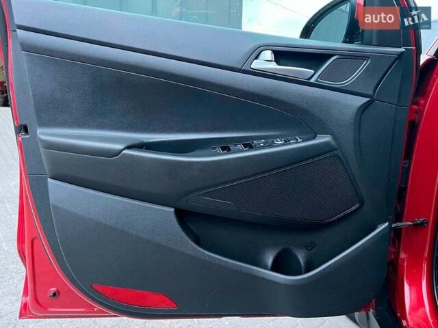 Червоний Хендай Туксон, об'ємом двигуна 2 л та пробігом 136 тис. км за 18690 $, фото 15 на Automoto.ua