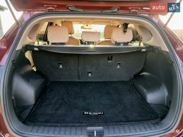 Красный Хендай Туксон, объемом двигателя 2 л и пробегом 133 тыс. км за 17900 $, фото 4 на Automoto.ua