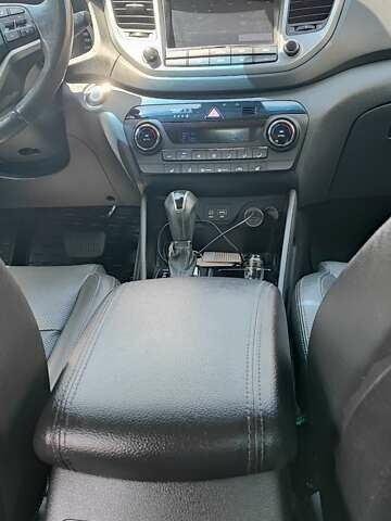 Червоний Хендай Туксон, об'ємом двигуна 2 л та пробігом 72 тис. км за 21500 $, фото 16 на Automoto.ua