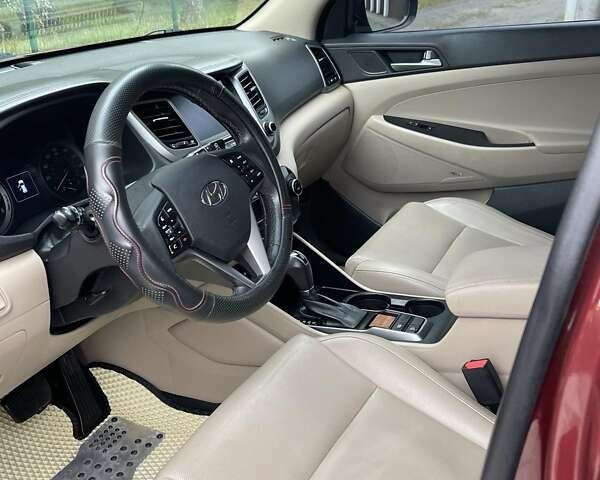 Красный Хендай Туксон, объемом двигателя 2 л и пробегом 160 тыс. км за 17500 $, фото 1 на Automoto.ua