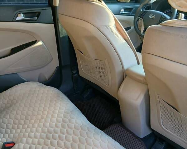 Красный Хендай Туксон, объемом двигателя 2 л и пробегом 133 тыс. км за 17900 $, фото 11 на Automoto.ua