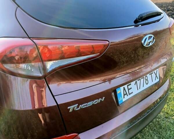 Красный Хендай Туксон, объемом двигателя 2 л и пробегом 133 тыс. км за 17900 $, фото 5 на Automoto.ua