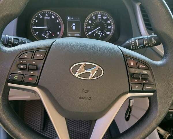 Красный Хендай Туксон, объемом двигателя 2 л и пробегом 133 тыс. км за 17900 $, фото 7 на Automoto.ua