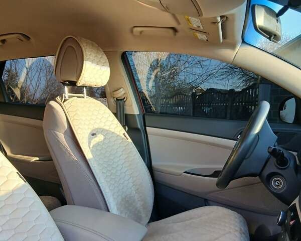 Красный Хендай Туксон, объемом двигателя 2 л и пробегом 133 тыс. км за 17900 $, фото 6 на Automoto.ua