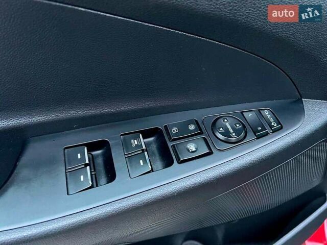 Червоний Хендай Туксон, об'ємом двигуна 2 л та пробігом 136 тис. км за 18690 $, фото 16 на Automoto.ua