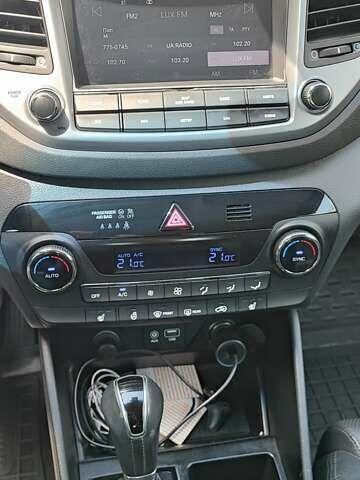 Червоний Хендай Туксон, об'ємом двигуна 2 л та пробігом 72 тис. км за 21500 $, фото 18 на Automoto.ua