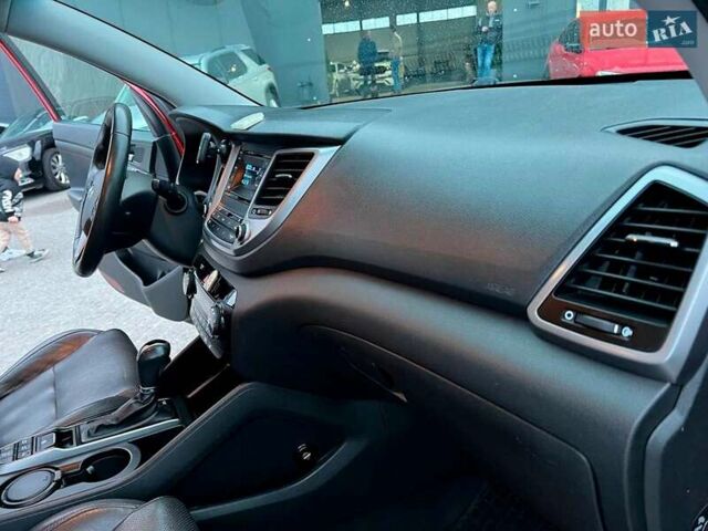 Червоний Хендай Туксон, об'ємом двигуна 2 л та пробігом 136 тис. км за 18690 $, фото 41 на Automoto.ua