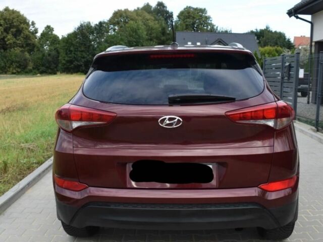 Красный Хендай Туксон, объемом двигателя 2 л и пробегом 34 тыс. км за 10000 $, фото 4 на Automoto.ua