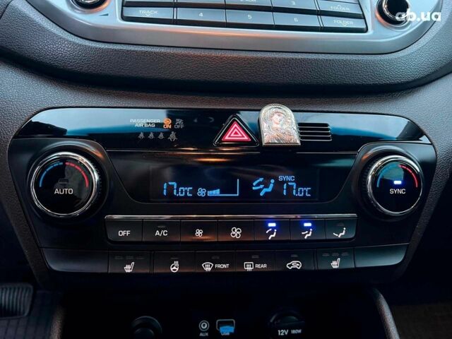 Червоний Хендай Туксон, об'ємом двигуна 2 л та пробігом 136 тис. км за 18690 $, фото 29 на Automoto.ua