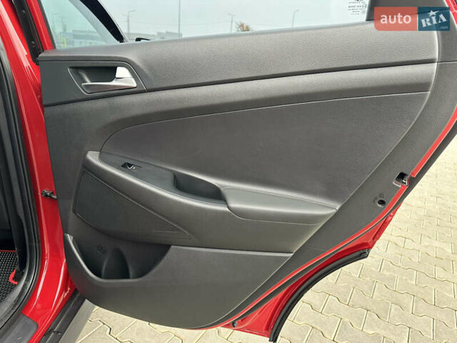Красный Хендай Туксон, объемом двигателя 2 л и пробегом 91 тыс. км за 18800 $, фото 37 на Automoto.ua