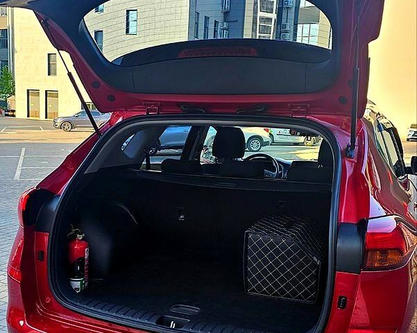 Красный Хендай Туксон, объемом двигателя 2 л и пробегом 90 тыс. км за 22000 $, фото 4 на Automoto.ua