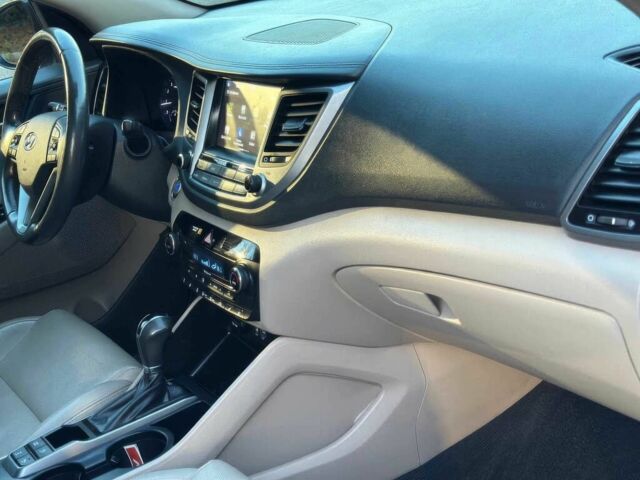 Красный Хендай Туксон, объемом двигателя 1.6 л и пробегом 37 тыс. км за 11550 $, фото 9 на Automoto.ua