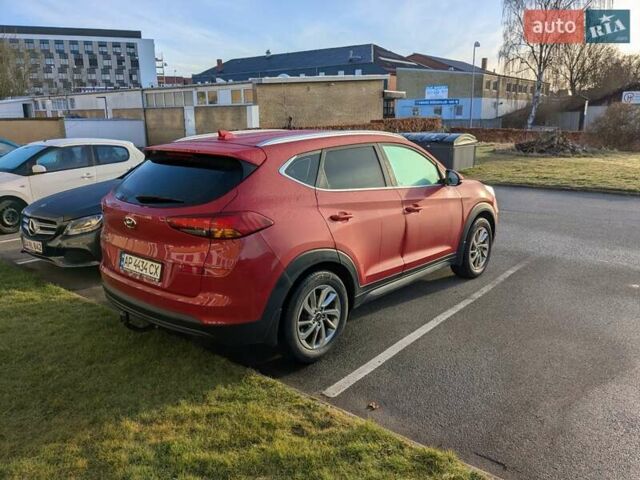 Красный Хендай Туксон, объемом двигателя 2 л и пробегом 157 тыс. км за 20000 $, фото 3 на Automoto.ua