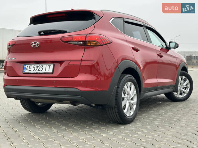 Красный Хендай Туксон, объемом двигателя 2 л и пробегом 91 тыс. км за 18800 $, фото 15 на Automoto.ua