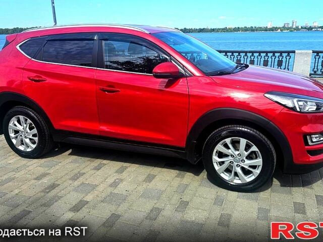 Красный Хендай Туксон, объемом двигателя 2 л и пробегом 90 тыс. км за 22000 $, фото 2 на Automoto.ua