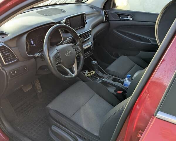 Красный Хендай Туксон, объемом двигателя 2 л и пробегом 157 тыс. км за 20000 $, фото 5 на Automoto.ua