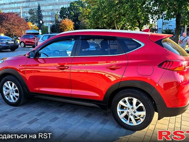 Красный Хендай Туксон, объемом двигателя 2 л и пробегом 90 тыс. км за 22000 $, фото 3 на Automoto.ua