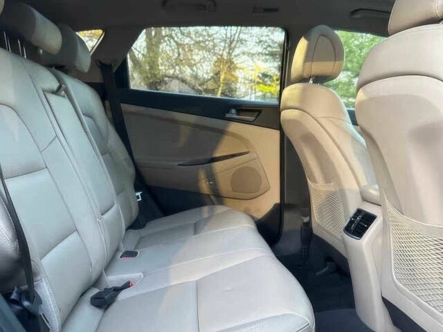 Красный Хендай Туксон, объемом двигателя 1.6 л и пробегом 37 тыс. км за 11550 $, фото 10 на Automoto.ua